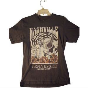 Social culture Nashville Tennessee guitar graphic print t-shirt small